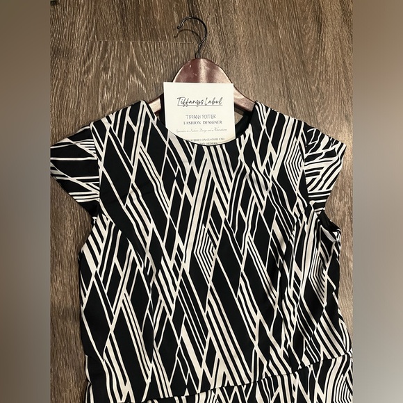 TIFFANYSLABEL BLACK & WHITE PRINT PEPLUM TOP SIZE MEDIUM W/CAP SLEEVES - Picture 3 of 6